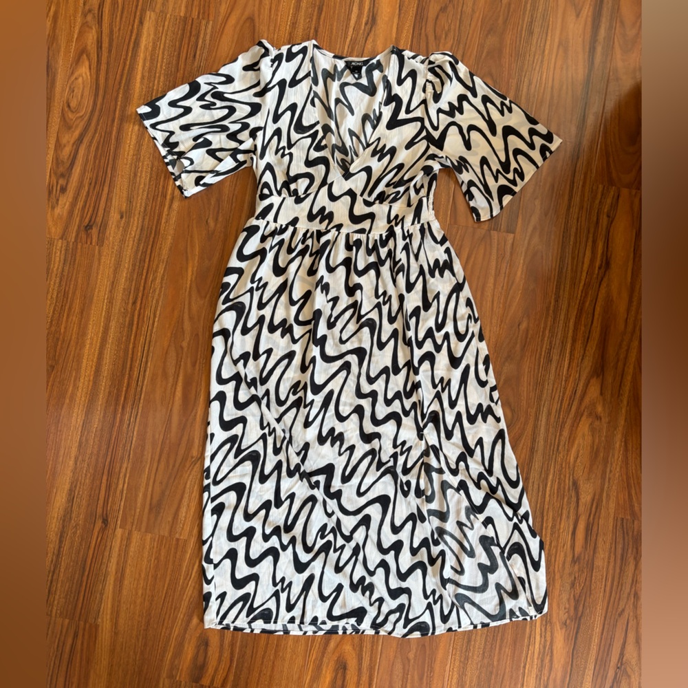 Black & White Abstract Wave MIDI Dress